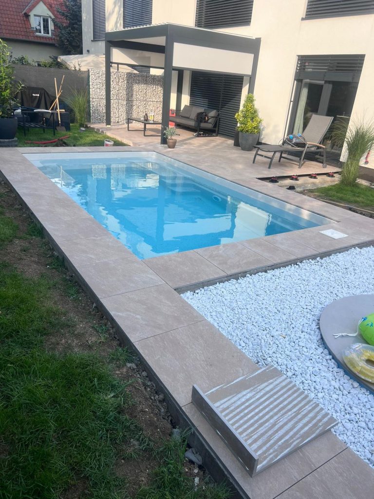 Dokončená stavba bazénu společně s dekorací